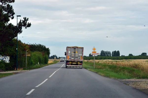 Boisemont, Francia - 8 de agosto de 2019: la carretera D 6014 — Foto de Stock