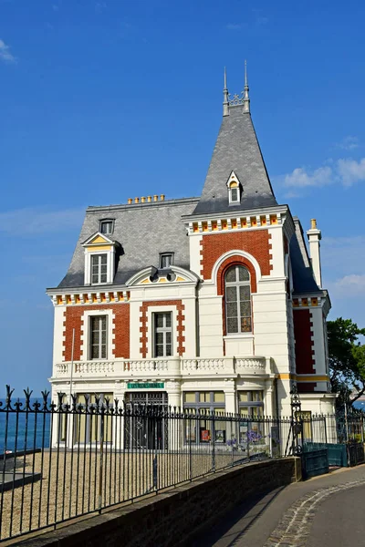 Dinard; Frankrijk - 28 juli 2019: prachtig Belle Epoque huis — Stockfoto