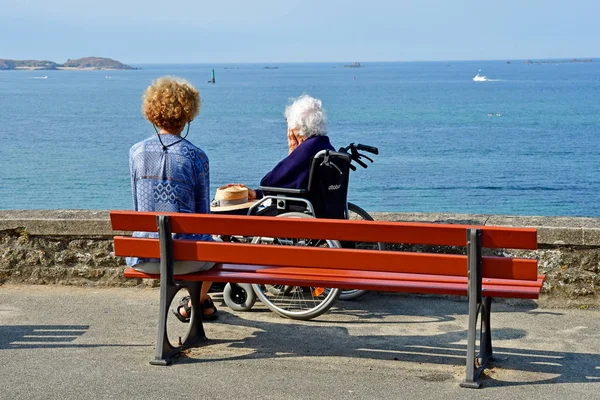 Dinard; Francia - 28 de julio de 2019: mujer mayor — Foto de Stock