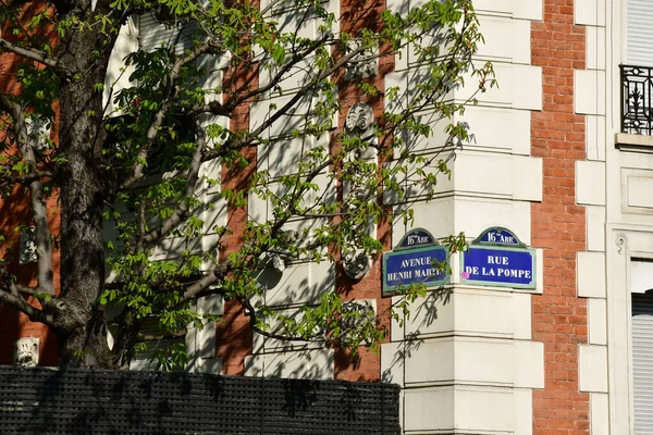 París; Francia - 31 de marzo de 2019: la avenida Henri Martin — Foto de Stock