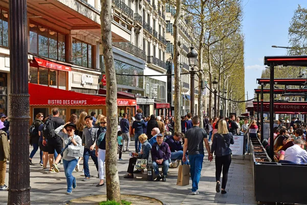 Paris; França - 31 de março de 2019: Champs Elysees — Fotografia de Stock