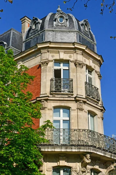 Paris; France - March 31 2019: avenue Georges Mandel — стокове фото