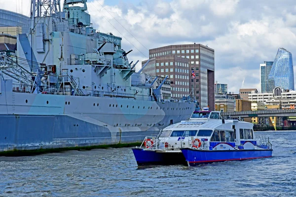 London; England - may 5 2019 : Thames river cruise — Stock Photo, Image