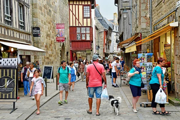 Dinan; França - 28 de julho de 2019: a pitoresca cidade — Fotografia de Stock