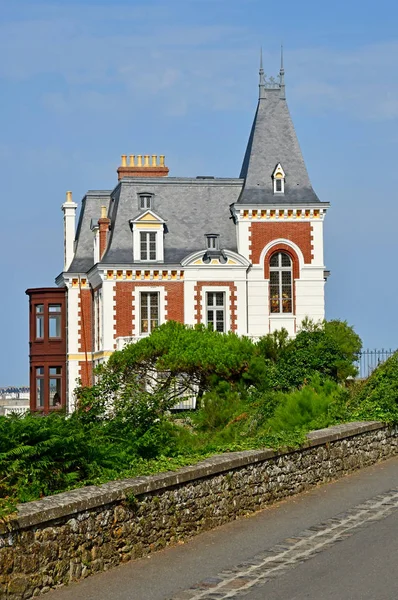 Dinard; Fransa - 28 Temmuz 2019: Muhteşem Belle Epoque evi — Stok fotoğraf