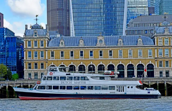 Londres; Inglaterra - 5 de maio de 2019: Cruzeiro no rio Tamisa — Fotografia de Stock