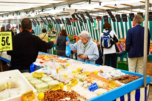Saint Germain en Laye; Franciaország - augusztus 7 2019: a piac — Stock Fotó