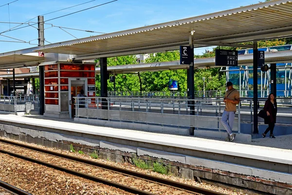 Houilles; Francie - srpen 22 2019: vlakové nádraží — Stock fotografie