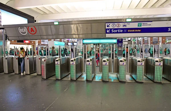 Paris; Frankrike - 31 mars 2019: La Defense station — Stockfoto