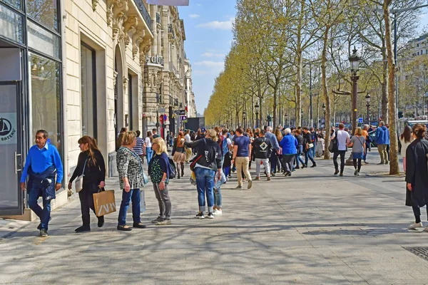 Paris; França - 31 de março de 2019: Champs Elysees — Fotografia de Stock