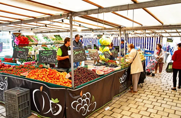 Saint Germain en Laye; Francia - agosto 7 2019: el mercado —  Fotos de Stock