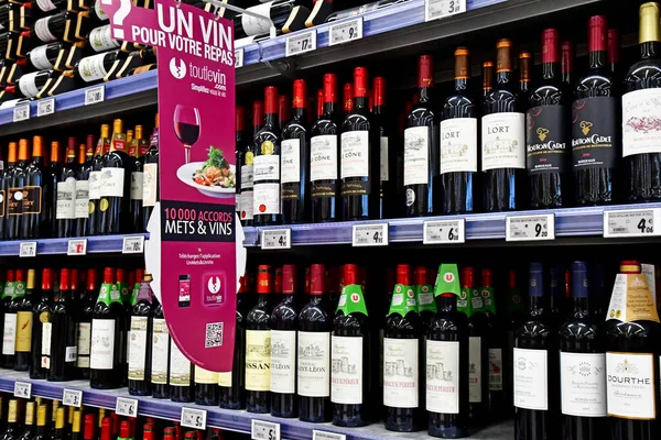 Plouer Sur Rance Francia Julio 2019 Botellas Vino Supermercado —  Fotos de Stock