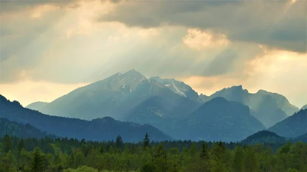 Montañas alpinas al atardecer — Foto de Stock