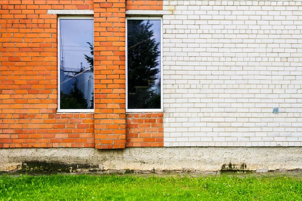 Кирпичная стена с окнами — стоковое фото