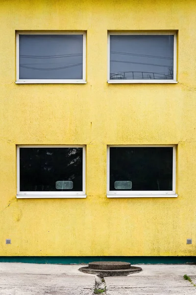 Muro stradale giallo moderno — Foto Stock