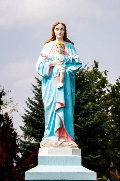 给婴儿耶稣基督、 圣母玛利亚的雕像 — 图库照片