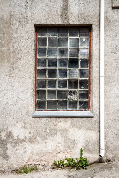 Betongvägg med glas block fönster — Stockfoto