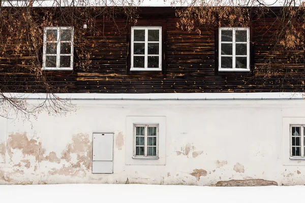 Gammal byggnad i vintersäsongen — Stockfoto