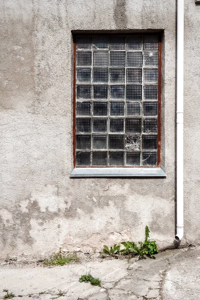 Betonnen wand met glas blok venster — Stockfoto