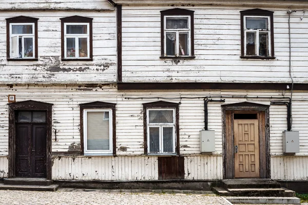 Parede branca velha com algumas janelas — Fotografia de Stock