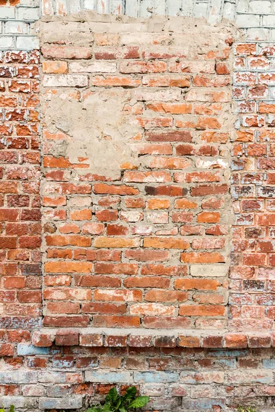 Vecchia parete con finestre in mattoni — Foto Stock
