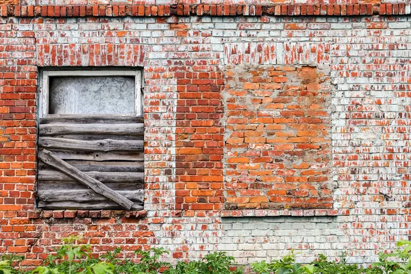 Tegelvägg och windows — Stockfoto