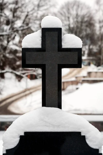 Christliches Kreuz mit Schnee bedeckt — Stockfoto