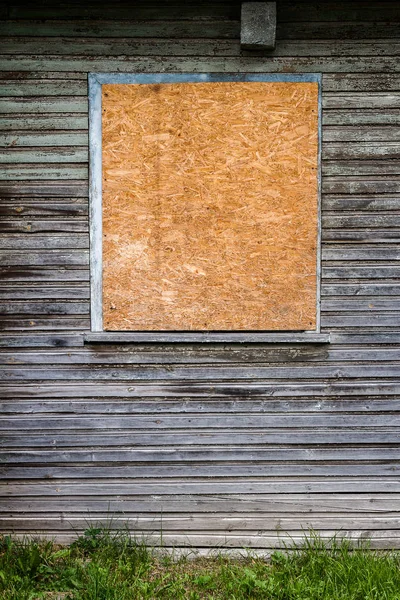 Стена и окно — стоковое фото