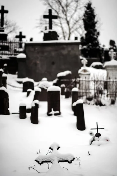 Christliches Kreuz mit Schnee bedeckt — Stockfoto