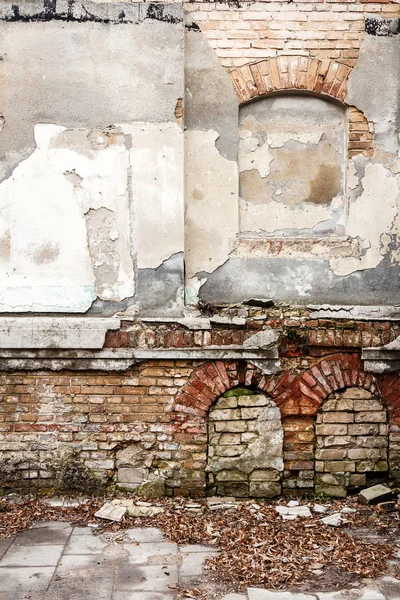 Velha parede abandonada com janelas emparedadas — Fotografia de Stock