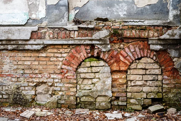 Vecchio muro abbandonato con finestre in mattoni — Foto Stock