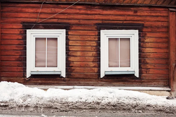Dos ventanas en una pared de madera — Foto de Stock