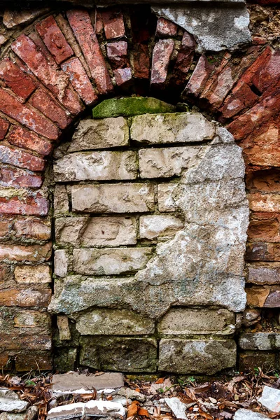 Vecchio muro abbandonato con finestra in mattoni — Foto Stock