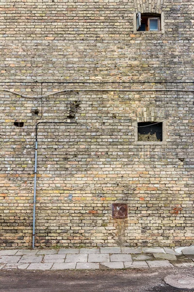 Parede de tijolo e janelas — Fotografia de Stock