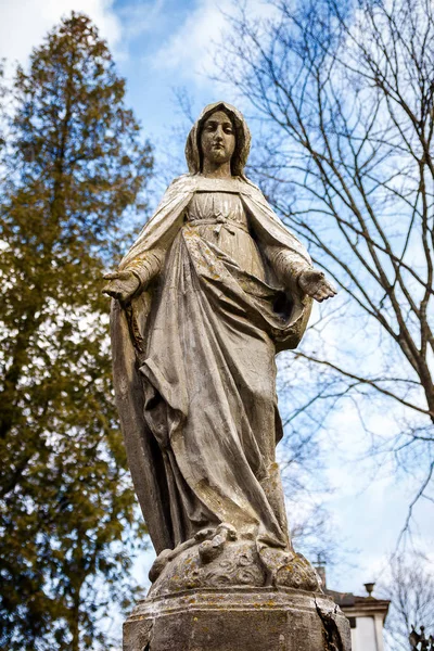 Staty av jungfru Maria — Stockfoto