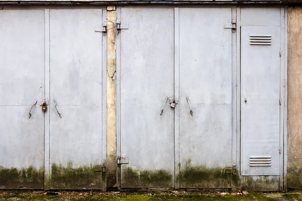 Porte d'acciaio grigie vecchie su una parete — Foto Stock