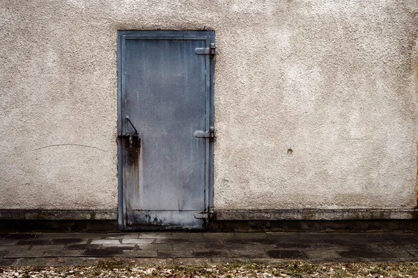 벽에 오래 된 회색 강철 문 — 스톡 사진