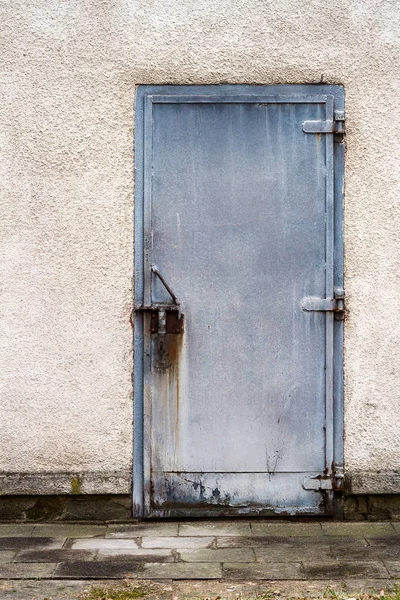 Bir duvara eski gri çelik kapı — Stok fotoğraf