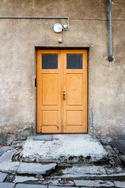 Porta di legno su una parete — Foto Stock