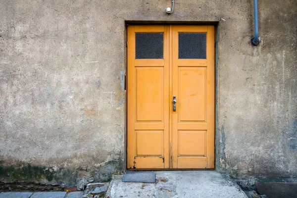Drewniane drzwi na ścianie — Zdjęcie stockowe