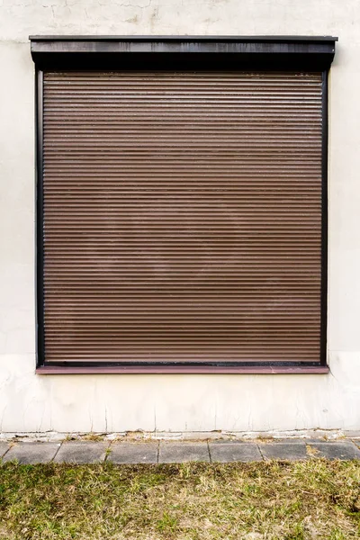 Okno v Bíle omítnuté zdi — Stock fotografie