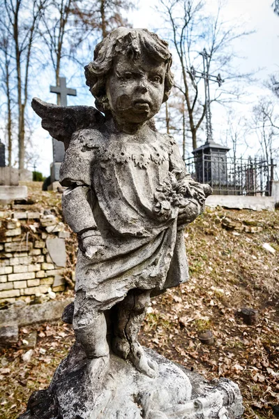 Статуя маленького ангела — стокове фото