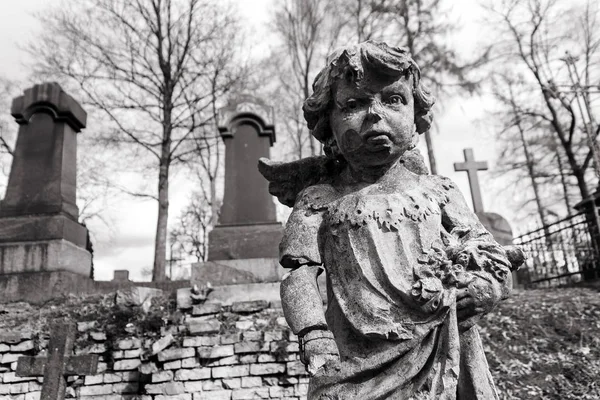 Statue av lille engel – stockfoto