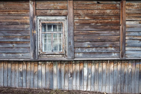 Gamla fönster på en vägg — Stockfoto