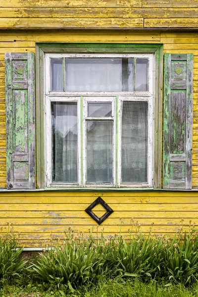 Gamla fönster på en vägg — Stockfoto
