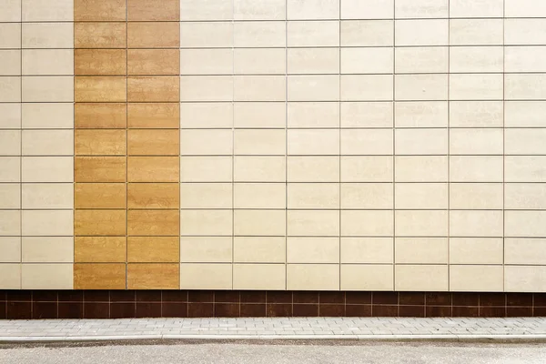 Mur moderne en carreaux métalliques beige — Photo