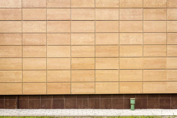 Mur moderne en carreaux métalliques beige — Photo