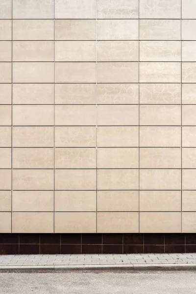 Moderna beige metall plattor vägg — Stockfoto
