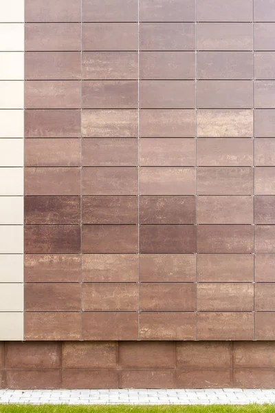 现代棕金属瓷砖墙 — 图库照片