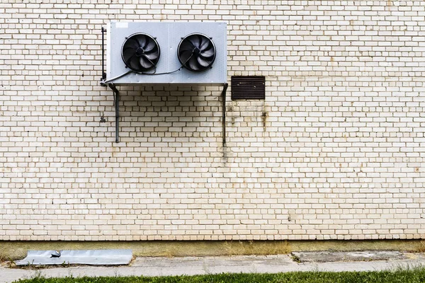 Большой фрагмент стены из белого кирпича с кондиционером — стоковое фото